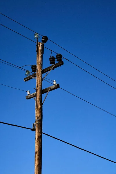 Elektrisk Stolpe Med Blå Himmel Bakgrunden — Stockfoto