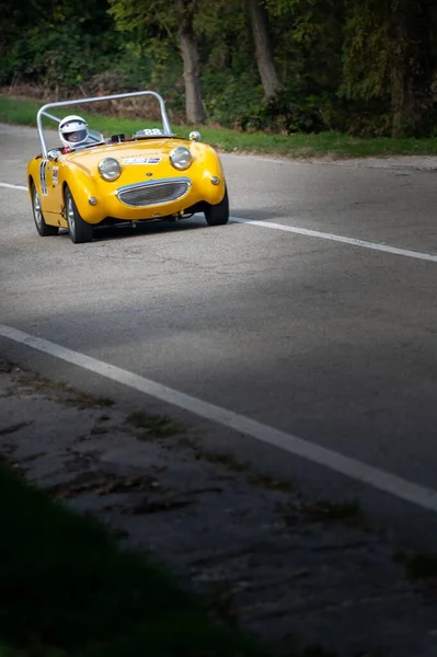 Sebuah Mobil Kuning Disiapkan Selama Perlombaan Kecepatan Menanjak Kejuaraan Italia — Stok Foto