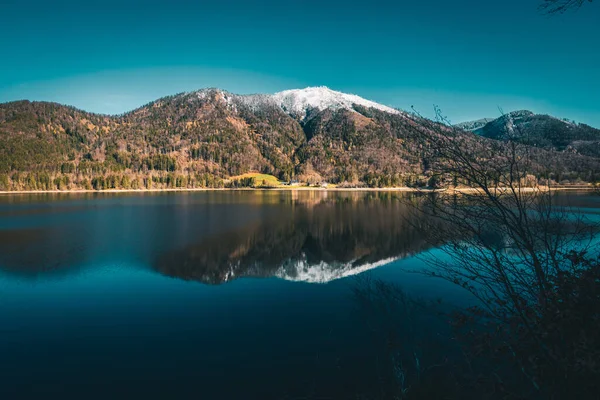 Une Rivière Cristalline Reflétant Les Montagnes Rocheuses Une Forêt Automne — Photo