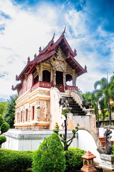 Vertical Majestic Wat Phra Singh Woramahawihan Buddhist Temple Thailand — Stock Photo, Image