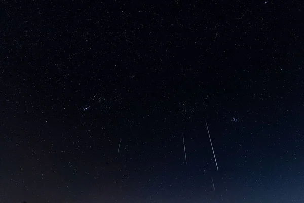 Låg Vinkel Syn Geminids Meteor Regn Den Mörka Natthimlen — Stockfoto