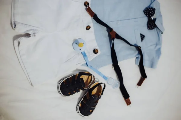 Вид Зверху Модний Одяг Маленького Хлопчика Білому Тлі — стокове фото