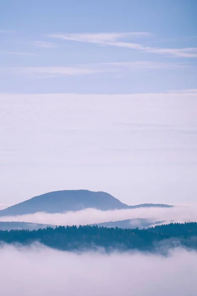 Μια Κάθετη Λήψη Από Βουνά Και Σύννεφα — Φωτογραφία Αρχείου