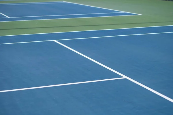 晴れた日の青と緑のテニスコートの風景 — ストック写真