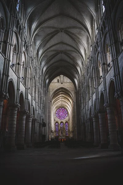Faible Angle Intérieur Intérieur Cathédrale Laon France Avec Long Couloir — Photo