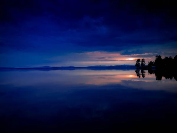 Una Vista Panorámica Cielo Dramático Que Refleja Lago Tranquilo Durante —  Fotos de Stock