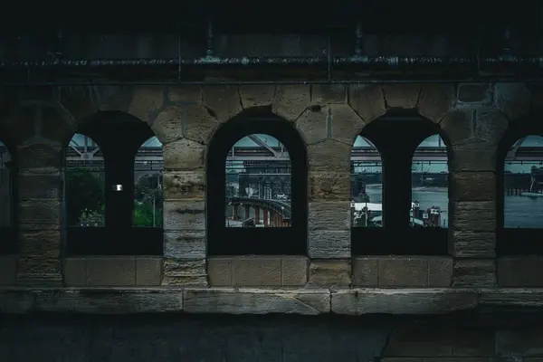 有拱形窗户的步行桥和铁路 — 图库照片