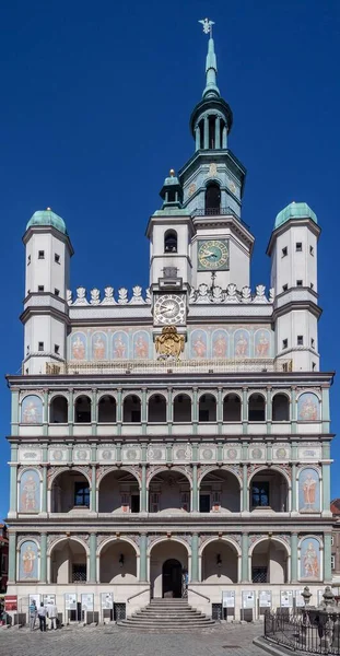 Вертикальный Кадр Фасада Ратуши Старой Рыночной Площади Познань Польша — стоковое фото