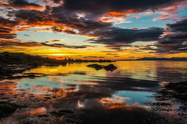 Naturskön Bild Den Grumliga Solnedgångshimlen Som Reflekterar Över Sjövatten — Stockfoto