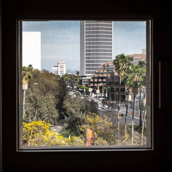Çerçeveye Benzeyen Bir Pencereden Mimarinin Manzaralı Bir Görüntüsü — Stok fotoğraf
