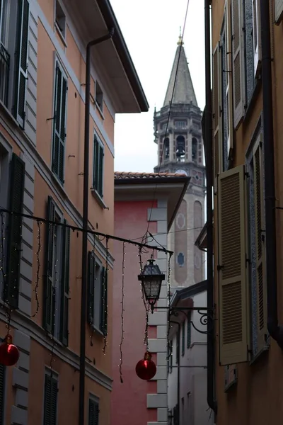 Vertikalt Bilde Smuget Med Fargerike Bygninger Italia Dekorert Med Julepynt stockbilde
