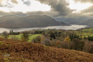 İngiltere Gowbarrow 'un tepesinden Ullswater' a bakan Misty sahnesi.