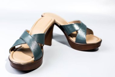 beyaz zemin üzerinde ayakkabı