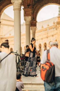 İspanya, Seville Meydanı yakınlarında bir kadının dikey çekimi.