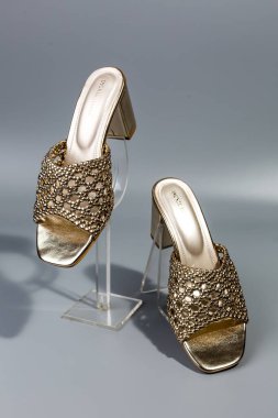 beyaz zemin üzerinde ayakkabı