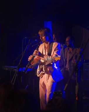 Oliver Leimbach 'ın Prag' daki Futurum Music Bar 'daki Lime Cordiale Show' da klarnet çalarken çekilmiş dikey bir fotoğrafı.