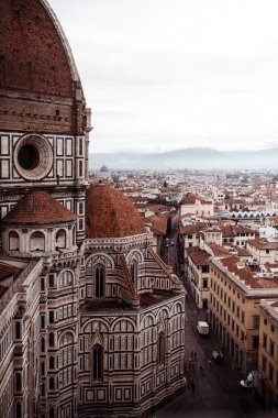 Katedral Santa Maria del Fiore 'un kasvetli bir günde şehir manzaralı dikey drone görüntüsü.