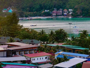 Tayland 'da renkli binalar ve arka planda deniz bulunan bir koh phi adasının hava görüntüsü.