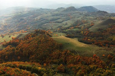 Tepeler, ormanlar, arka planlar ve duvar kağıdı kullanımı için güzel bir sonbahar manzarası.