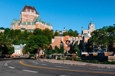 Kanada 'daki Quebec kentinin mavi gökyüzüne karşı manzarası