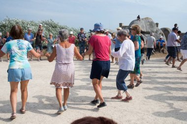 Bir grup insan, Menez Ham 'de geleneksel bir dans ile el ele tutuşuyorlar.