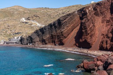 Santorini 'nin Kızıl Sahili volkanik kayalarıyla Yunanistan