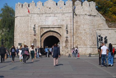 Niska Tvrdjava kalesinin turistlerle dolu güzel güneşli manzarası