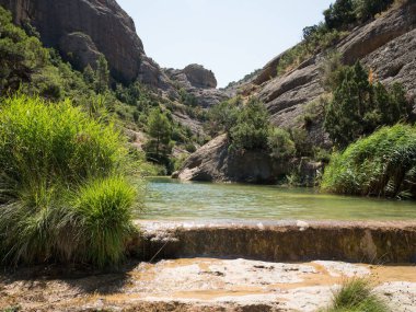 Kayalık dağlarla çevrili bir nehir, Els Limanları, Tarragona, İspanya