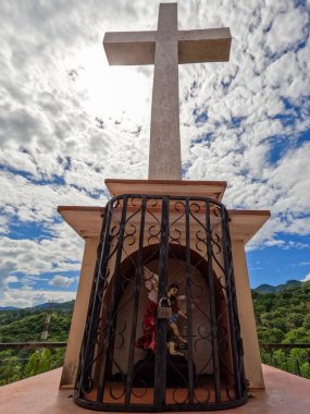 San Jacinto 'da büyük bir haç heykeli, Chiquimula, Guatemala, dikey