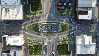 Shelbyville caddelerinin yol ve evlerle dolu havadan çekilmiş bir fotoğrafı, Indiana.