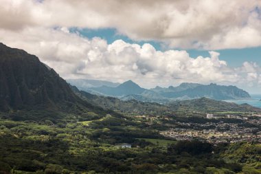 Dağlık bir manzaranın güzel bir manzarası