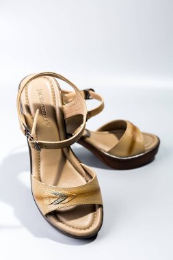 beyaz zemin üzerinde ayakkabı