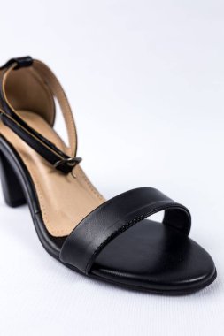 beyaz zemin üzerinde ayakkabı