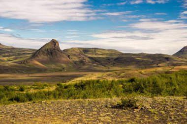 Gün boyunca bulutların altında güzel bir manzara görüntüsü.