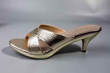 beyaz zemin üzerinde ayakkabı