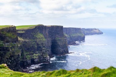 County Clare, İrlanda 'daki Moher Kayalıkları' nın büyüleyici manzarası.
