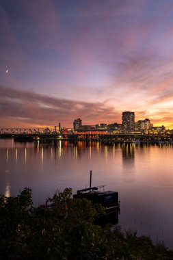 Gatineau 'nun renkli bir günbatımı gökyüzünün altında ay ile uzun bir pozlama.