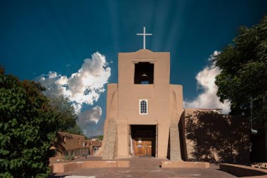 Santa Fe 'deki mavi gökyüzünün altındaki San Miguel Şapeli' nin dış cephesi.