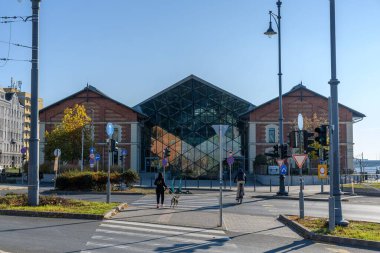 Macaristan 'ın Budapeşte kentindeki Balna veya Balina binasında karşıdan karşıya geçen insanlar var.