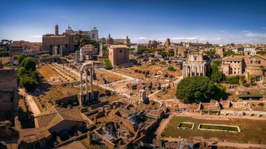 Güneşli bir günde arka planda açık gökyüzü olan Roma Forum Müzesi 'nin yüksek açılı görüntüsü.