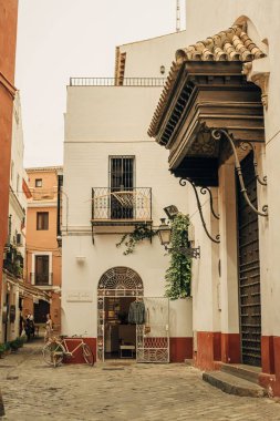 İspanya 'nın Sevilla kentindeki dar bir caddenin manzaralı dikey görüntüsü.