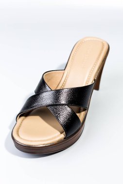 beyaz zemin üzerinde ayakkabı