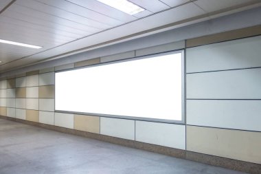 Duvarında beyaz ekranlar olan boş bir koridor.