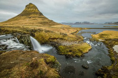 Şelalenin ve İzlanda, Snaefellsnes 'deki Kirkjufell tepesinin manzaralı bir görüntüsü.