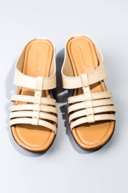 beyaz zemin üzerinde ayakkabı