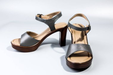 beyaz zemin üzerinde ayakkabı