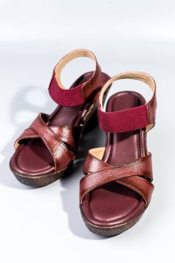 beyaz zemin üzerinde ayakkabı