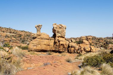 Dağ sırasındaki farklı şekillerde ilginç kaya oluşumlarının yakın çekimi.