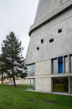 Saint-Pierre Katolik Kilisesi 'nin ön cephesi açık gökyüzünün altındaki bahçede.