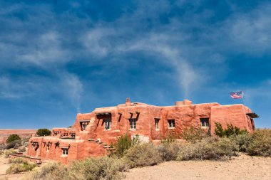 Petrified Forest Ulusal Parkı, Arizona, ABD 'de tarihi bir kerpiç tarzı Boyalı Çöl Oteli..